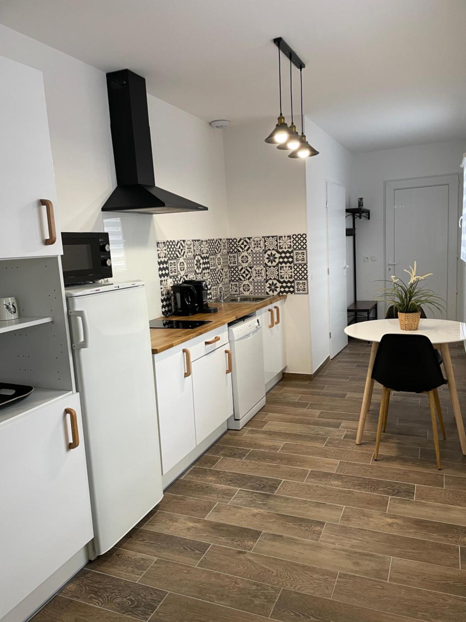 Apartment Bien Situe & Equipe Dans Maison